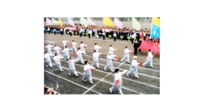 2002年校運(yùn)會(huì)退休職工入場(chǎng)全景