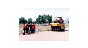 指導(dǎo)教師為學(xué)生講解壓路機駕駛操作要領(lǐng)