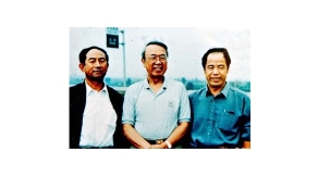 楊金泉、劉俊謙與聯(lián)合國(guó)副秘書(shū)長(zhǎng)的合影